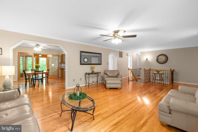 19 CANNON KNOLLS DR, Fredericksburg, VA 22406
