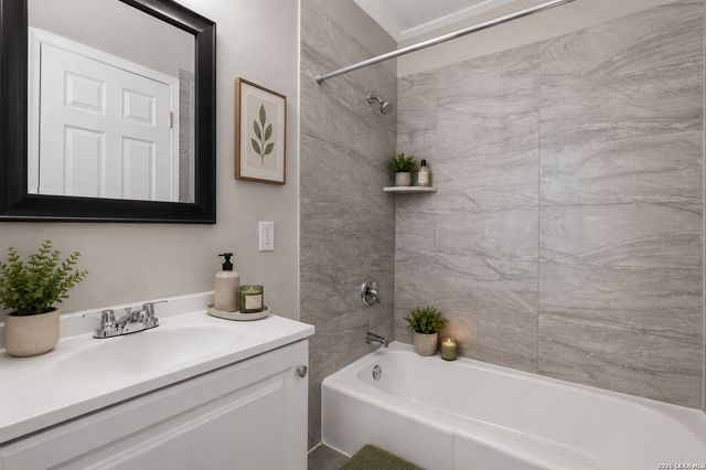 206 BALBOA DR, Universal City, TX 78148