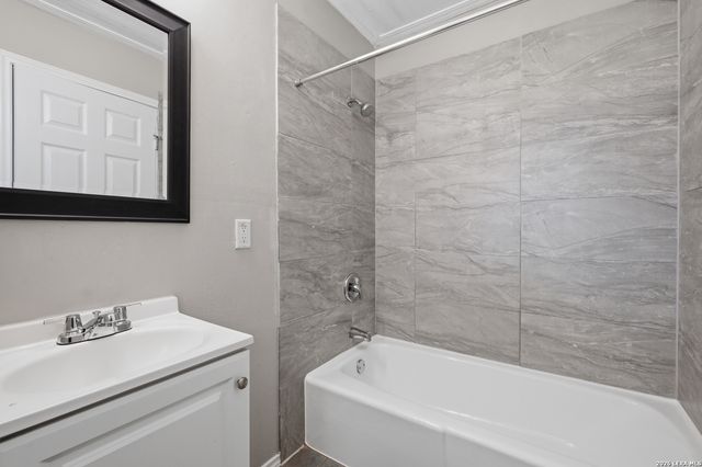 206 BALBOA DR, Universal City, TX 78148