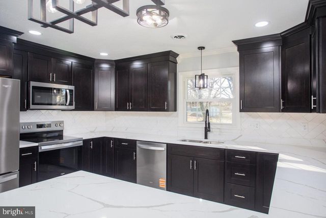 12 ESSEX RD, Grottoes, VA 24441