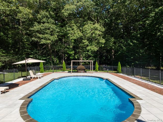 10 Laurel Woods Drive, Upper Brookville, NY 11771