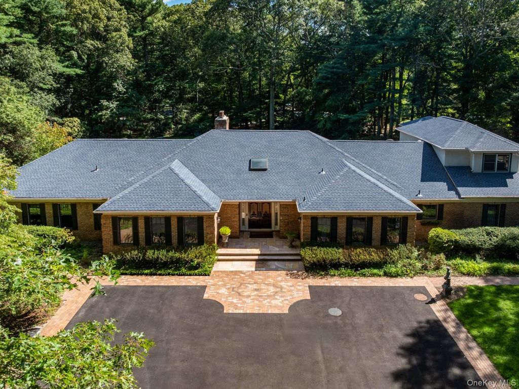 10 Laurel Woods Drive, Upper Brookville, NY 11771 — exterior