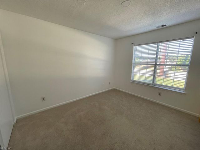 2219 Holly Berry LN, Chesapeake, VA 23325