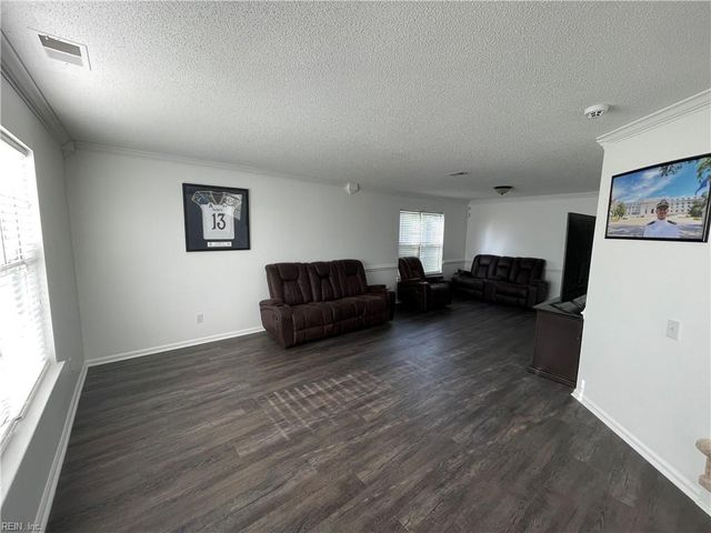 2219 Holly Berry LN, Chesapeake, VA 23325