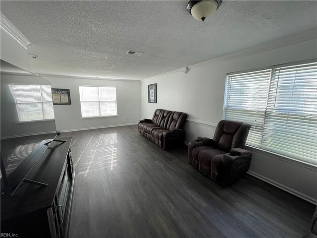 2219 Holly Berry LN, Chesapeake, VA 23325