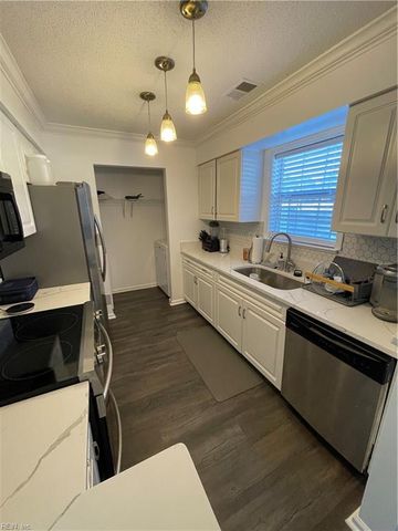 2219 Holly Berry LN, Chesapeake, VA 23325