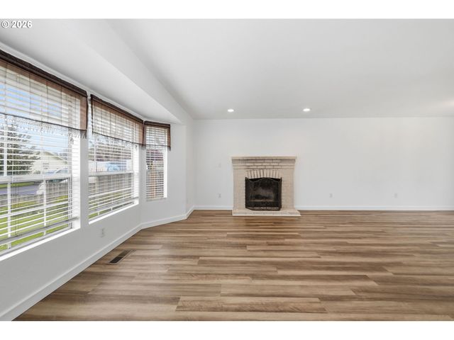 955 S 44TH St, Springfield, OR 97478