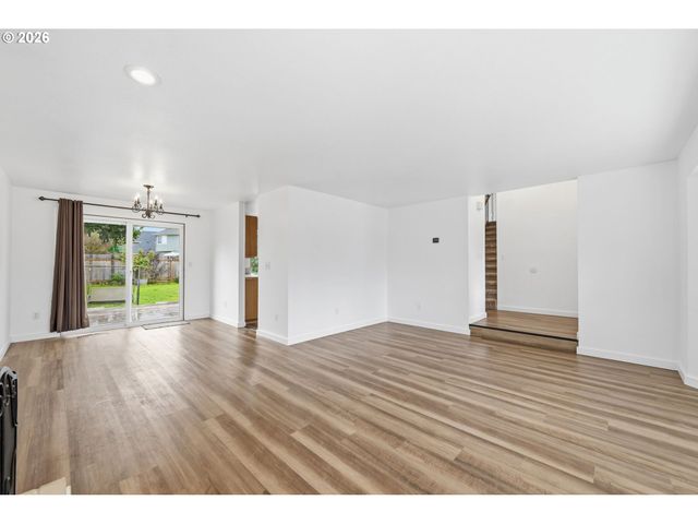 955 S 44TH St, Springfield, OR 97478