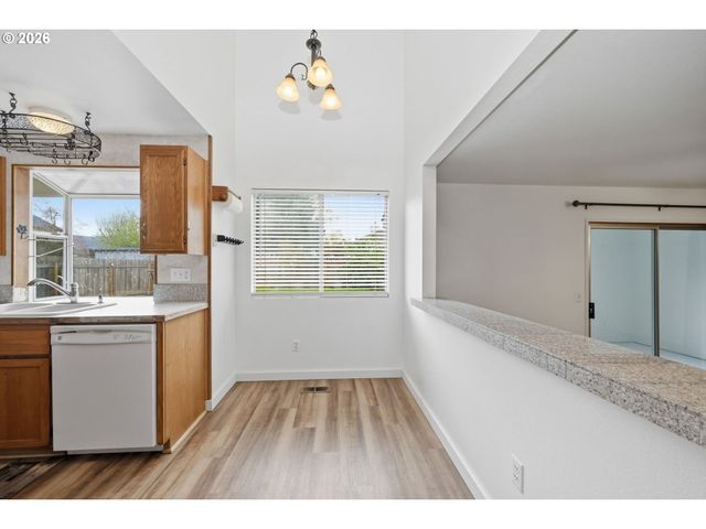 955 S 44TH St, Springfield, OR 97478