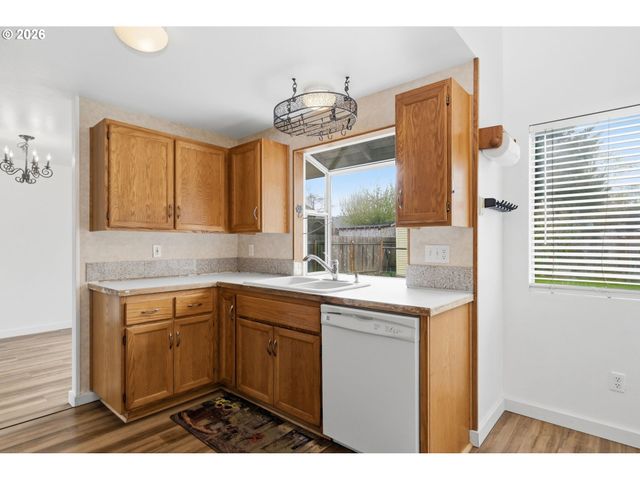 955 S 44TH St, Springfield, OR 97478