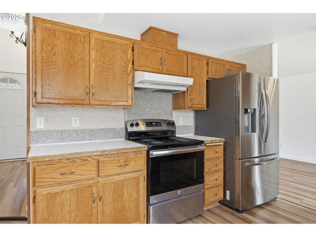 955 S 44TH St, Springfield, OR 97478