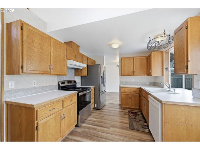 955 S 44TH St, Springfield, OR 97478