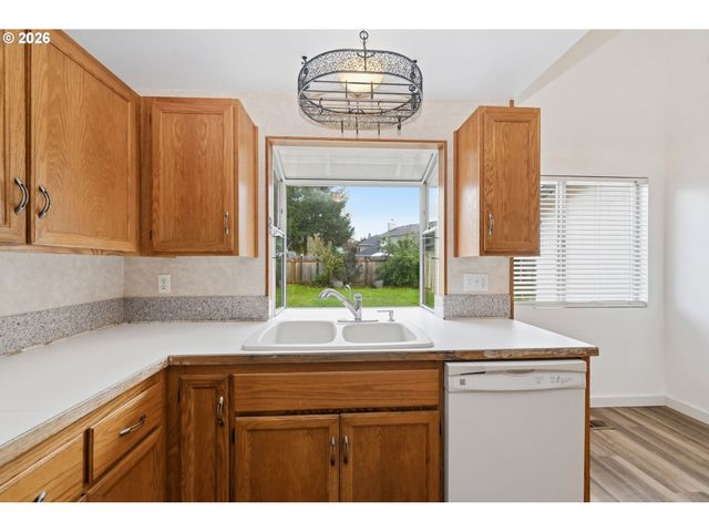 955 S 44TH St, Springfield, OR 97478