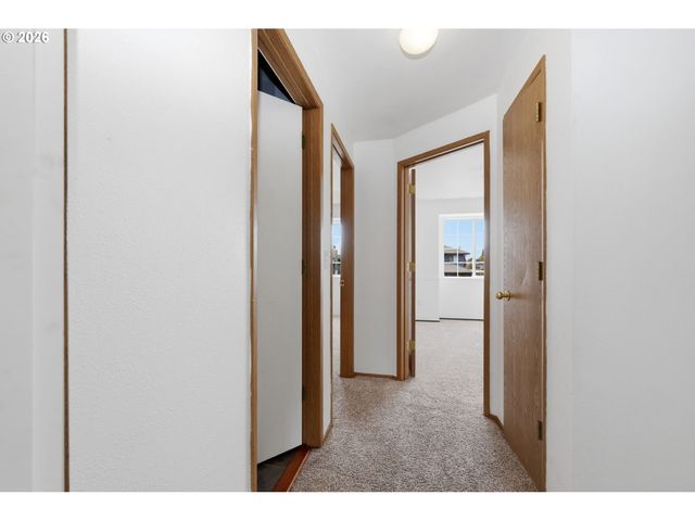 955 S 44TH St, Springfield, OR 97478