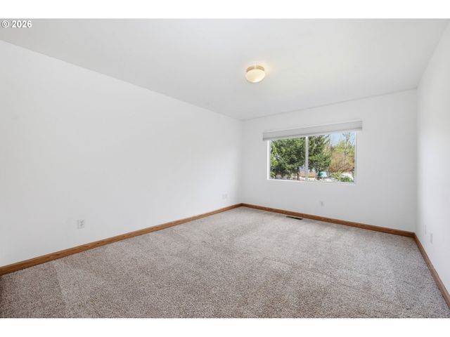 955 S 44TH St, Springfield, OR 97478