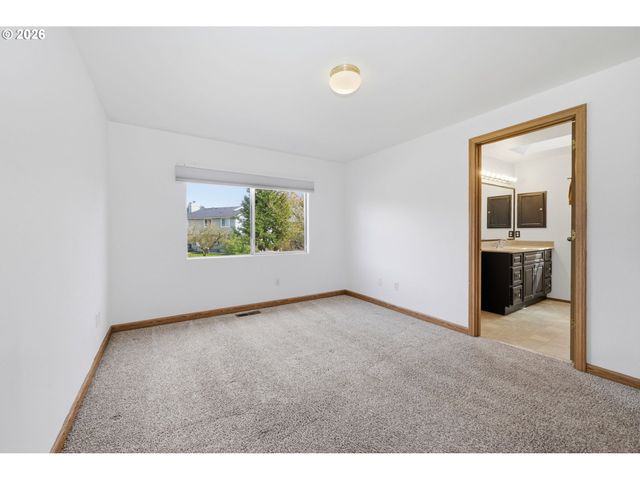 955 S 44TH St, Springfield, OR 97478