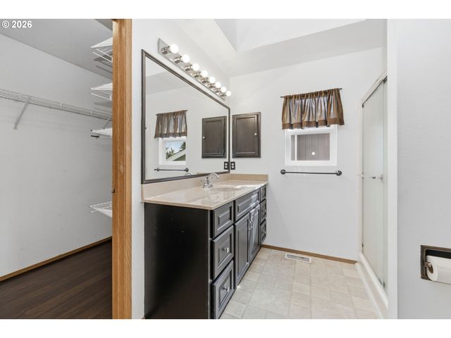 955 S 44TH St, Springfield, OR 97478