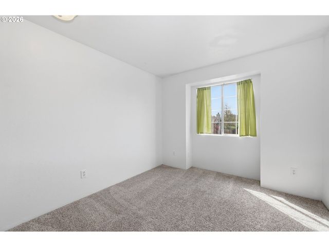 955 S 44TH St, Springfield, OR 97478