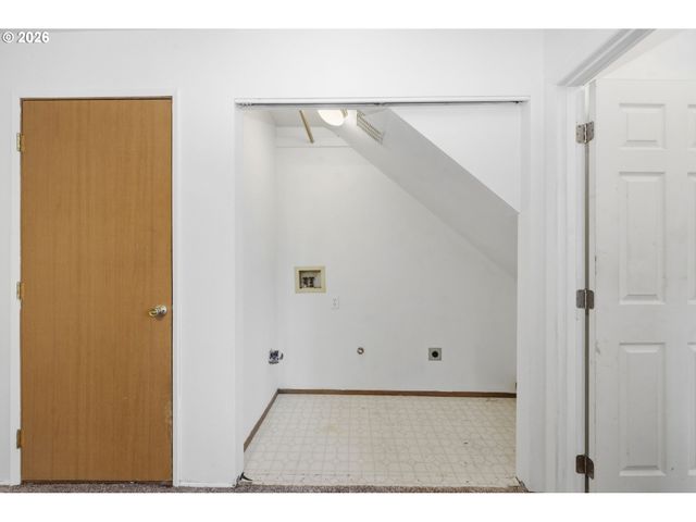 955 S 44TH St, Springfield, OR 97478