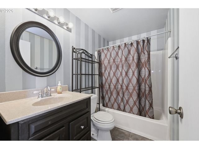 955 S 44TH St, Springfield, OR 97478