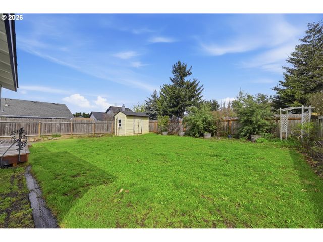 955 S 44TH St, Springfield, OR 97478