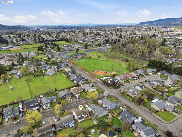 955 S 44TH St, Springfield, OR 97478