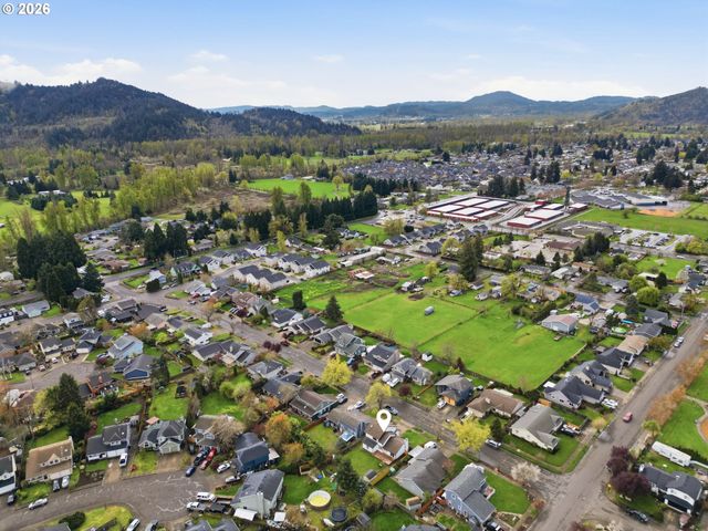 955 S 44TH St, Springfield, OR 97478