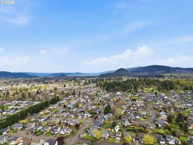 955 S 44TH St, Springfield, OR 97478