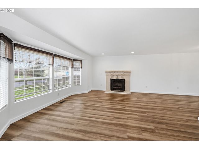 955 S 44TH St, Springfield, OR 97478