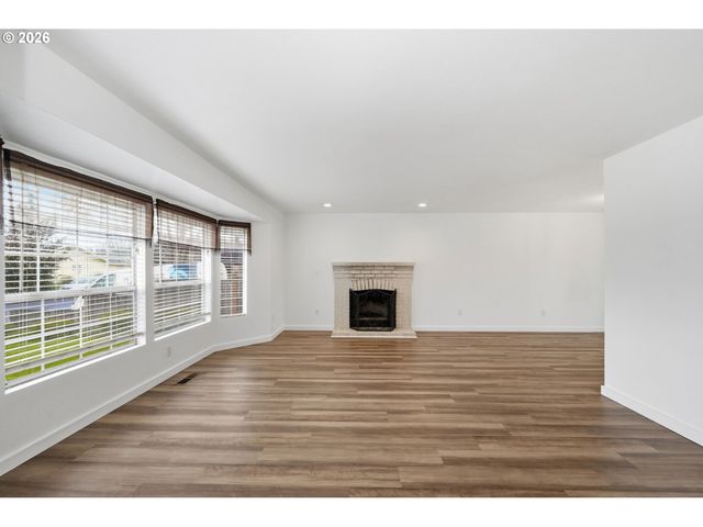 955 S 44TH St, Springfield, OR 97478