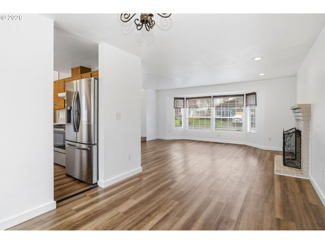 955 S 44TH St, Springfield, OR 97478