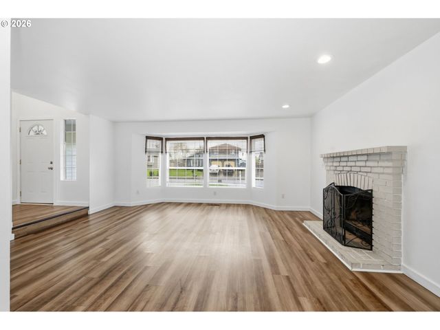 955 S 44TH St, Springfield, OR 97478