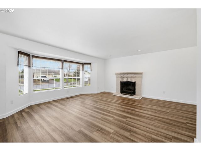 955 S 44TH St, Springfield, OR 97478