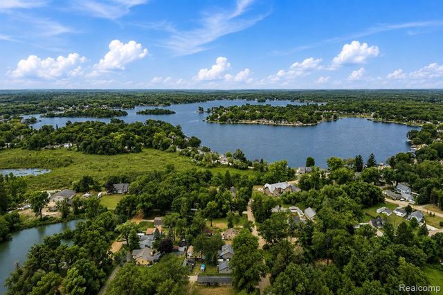 4370 Leroy Street, White Lake, MI 48383