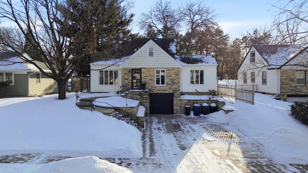 1866 Yorkshire Avenue, Saint Paul, MN 55116