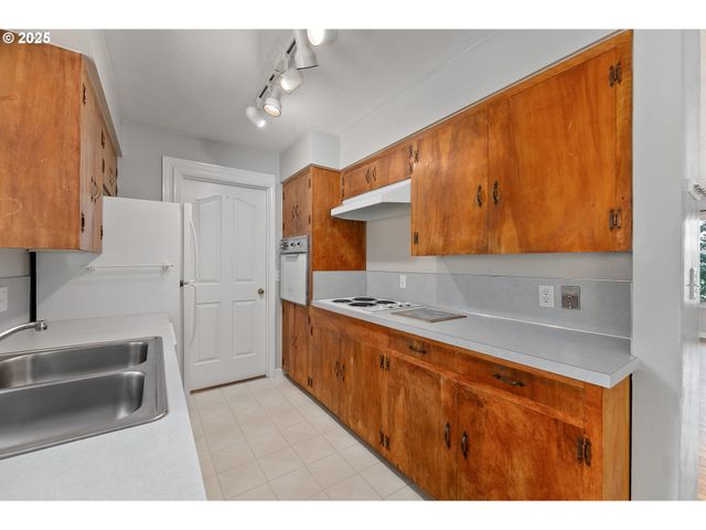 2431 W CRESTVIEW Ave, Roseburg, OR 97471