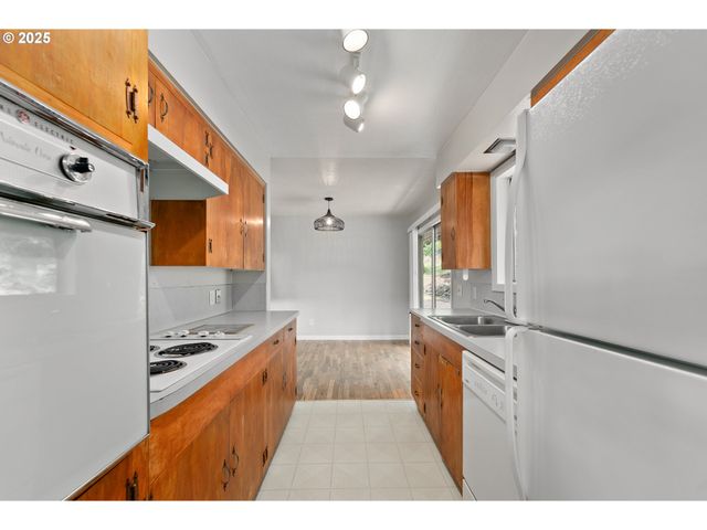 2431 W CRESTVIEW Ave, Roseburg, OR 97471