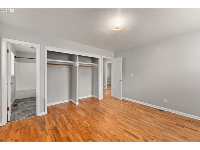 2431 W CRESTVIEW Ave, Roseburg, OR 97471