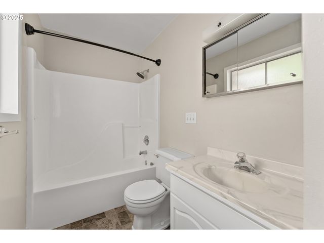 2431 W CRESTVIEW Ave, Roseburg, OR 97471