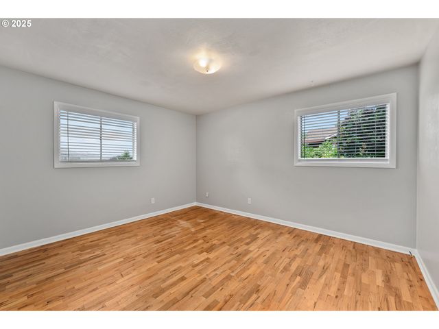 2431 W CRESTVIEW Ave, Roseburg, OR 97471