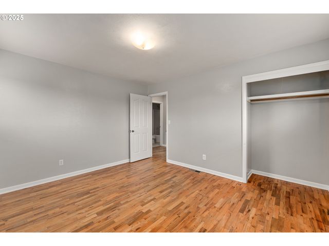 2431 W CRESTVIEW Ave, Roseburg, OR 97471