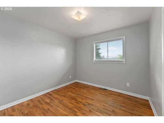 2431 W CRESTVIEW Ave, Roseburg, OR 97471