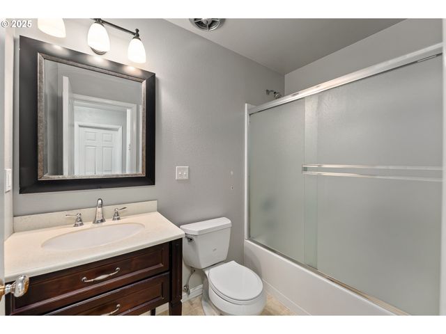 2431 W CRESTVIEW Ave, Roseburg, OR 97471