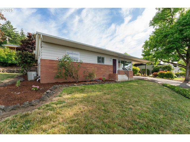 2431 W CRESTVIEW Ave, Roseburg, OR 97471