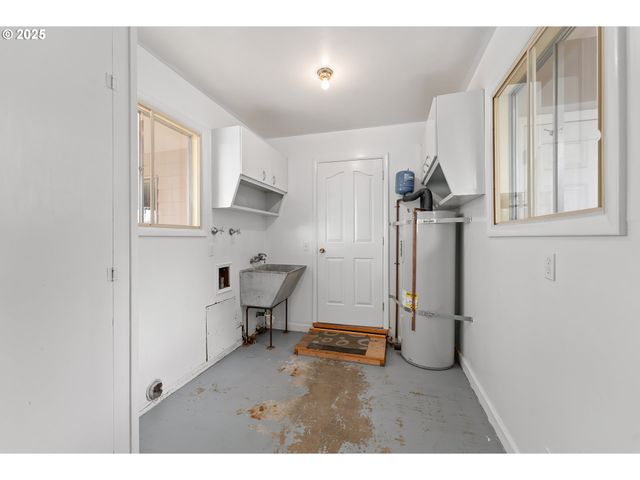 2431 W CRESTVIEW Ave, Roseburg, OR 97471