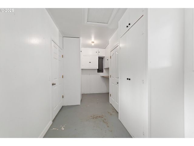 2431 W CRESTVIEW Ave, Roseburg, OR 97471
