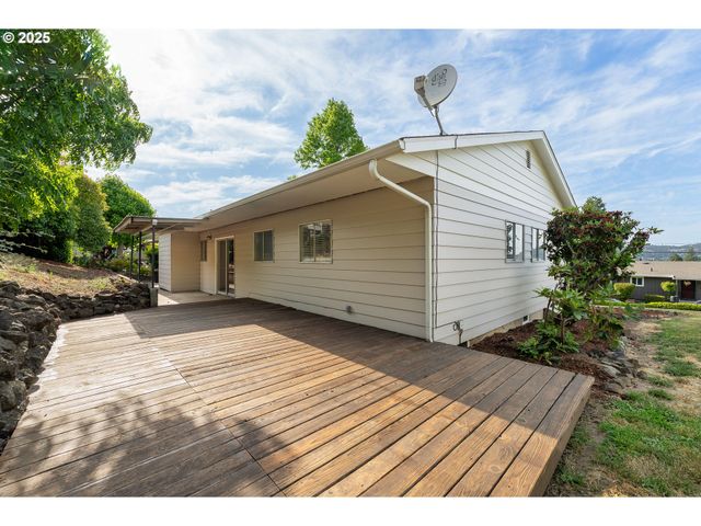 2431 W CRESTVIEW Ave, Roseburg, OR 97471