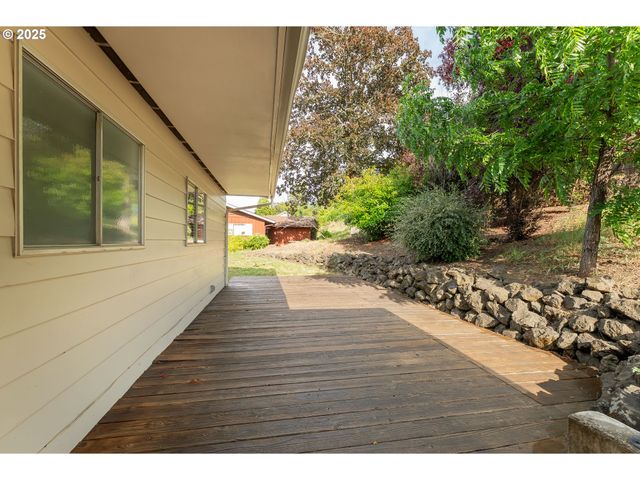 2431 W CRESTVIEW Ave, Roseburg, OR 97471