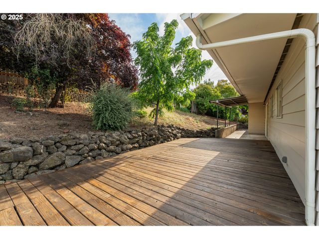 2431 W CRESTVIEW Ave, Roseburg, OR 97471