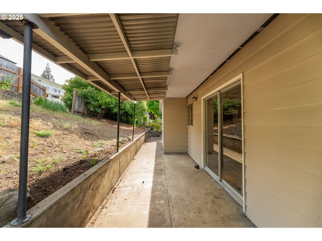 2431 W CRESTVIEW Ave, Roseburg, OR 97471